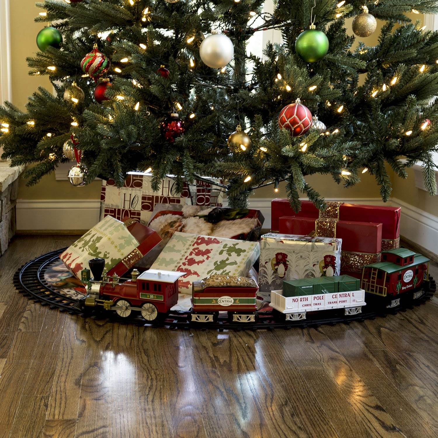 Lionel Trains North Pole Central Ready to Play Battery Power Christmas Train Set - Image 6