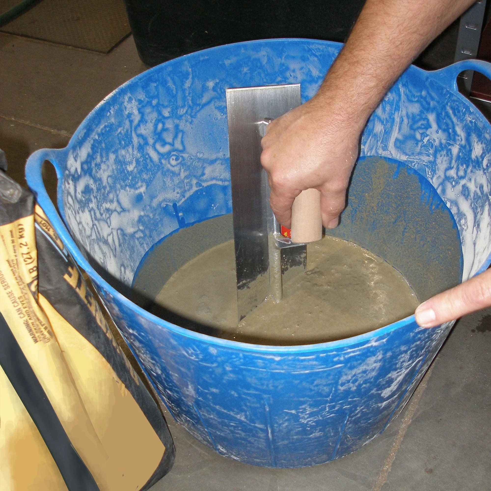 Little Giant 11 Gallon Heavy Duty Farm Bucket Poly/Rubber Flex Tub with Handles - Image 3