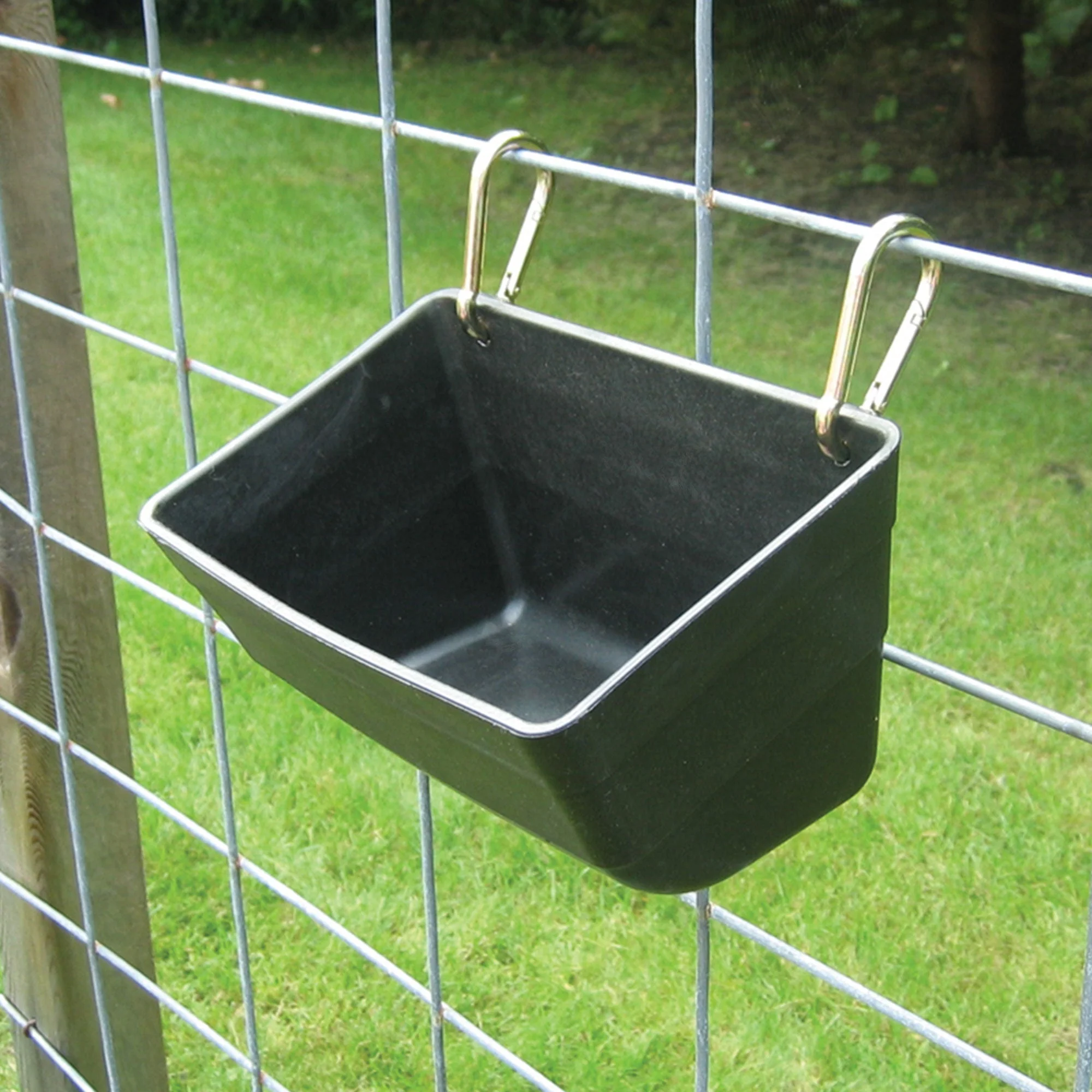 Little Giant FF11RED 4.5 Quart Heavy Duty Feed Trough Bucket Fence Feeder, Black - Image 4