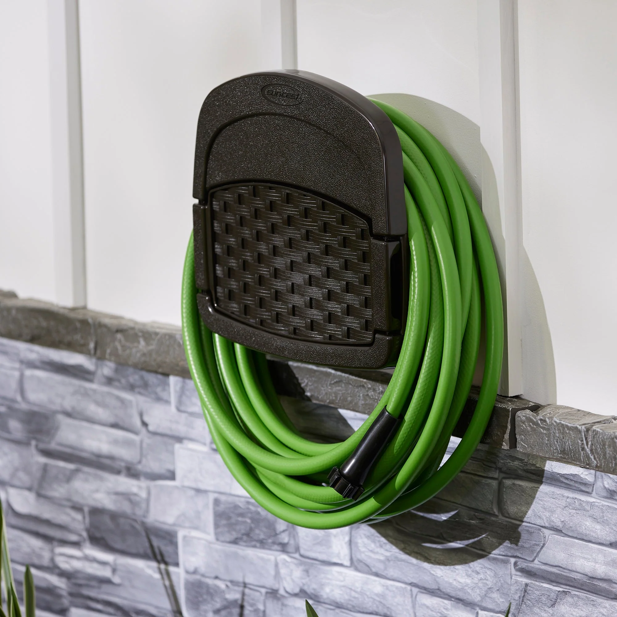 Suncast Hangout 150 Foot Resin Wicker Mounted Garden Storage Hose Rack, Brown - Image 8